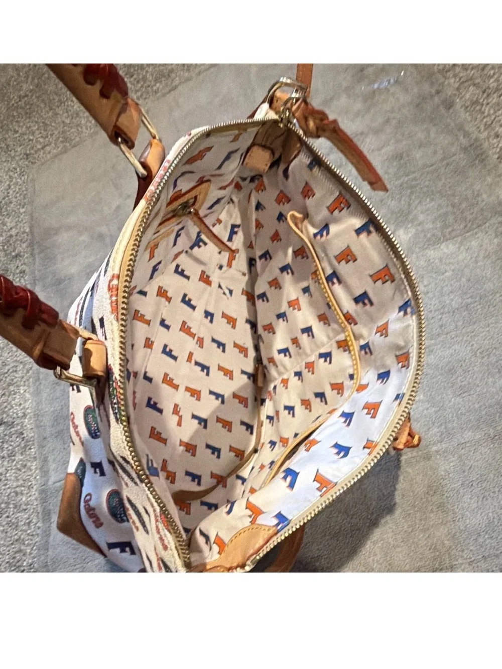 LIKE NEW 🐊🐊Dooney & Bourke Florida Gators Logo Large Satchel in Tan/White.